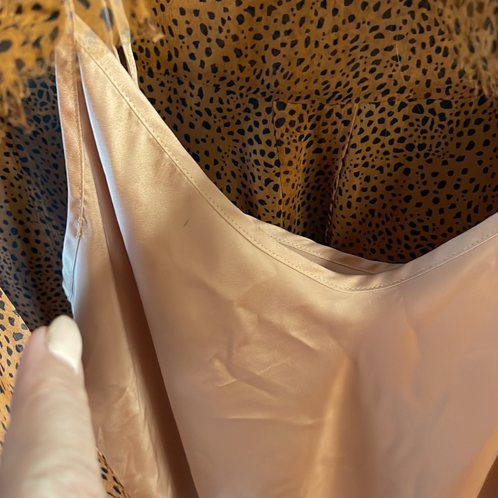 7 For All Man Kind ruffle sheer animal print silk blouse with cami included - Picture 4 of 7
